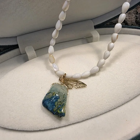 SALE!!Dragon's Vein Agate Pendant with Shell beads and Gold Butterfly Wing Charm - Picture 6 of 7